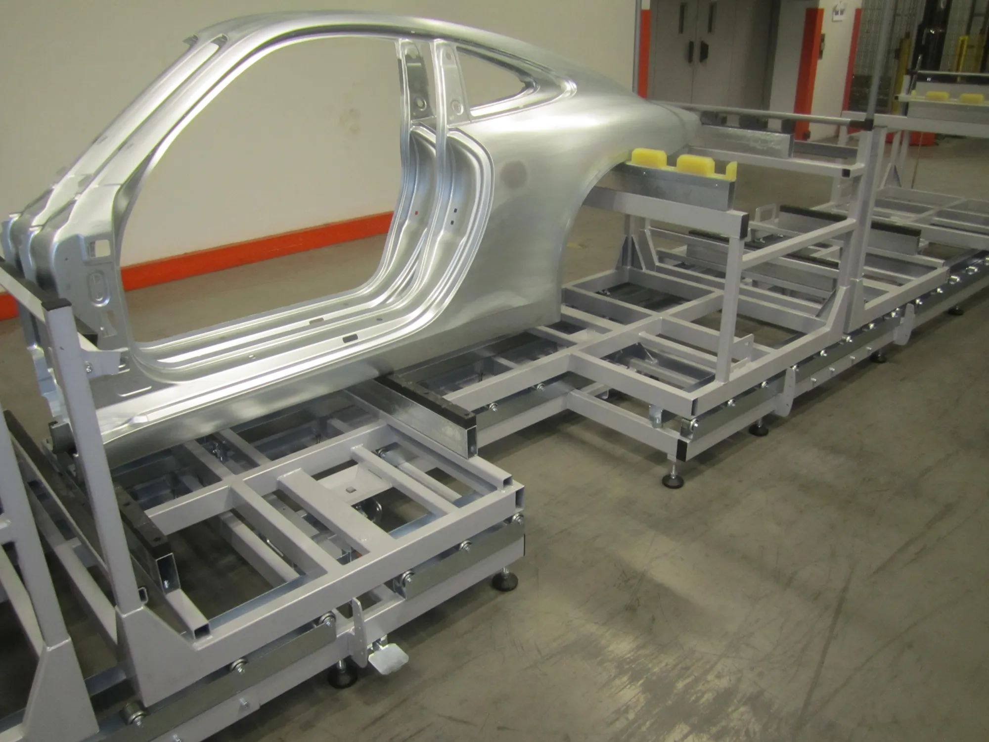 SequenzbehälteraufAnstellrollenbahn